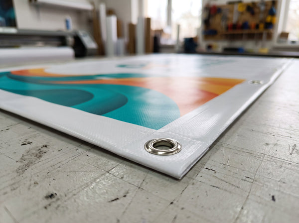 Ecke eines PVC-Banners mit verschweißtem Rand und Metallöse