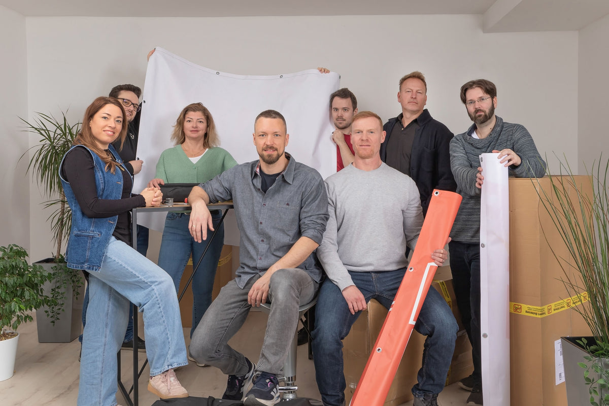 Bedrucktes PVC-Banner von printbro auf einem Bannergestell